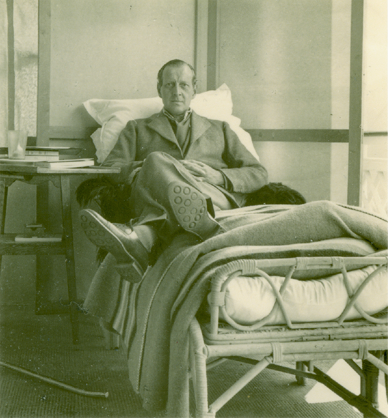 Grand Duke Dmitri was born with poor health. He led a sporty life, but like many Romanov men smoked a lot. / Pictured: Dmitri in a Swiss sanatorium, sick with tuberculosis. Here he spent the last years of his life.