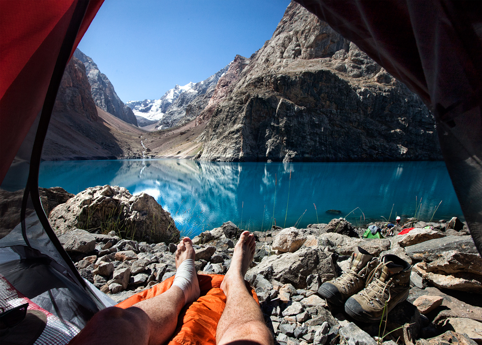 　キャンプする写真家オレグ・グリゴリエフさんは、風光明媚な山の風景をテント内部から撮影した。