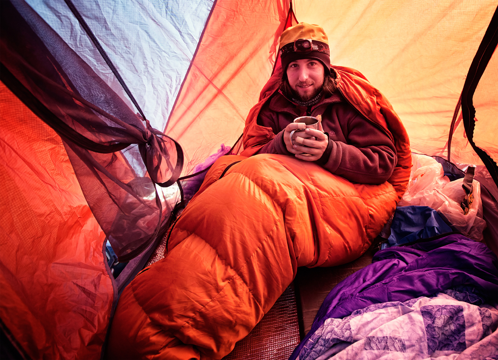 « J'aime voyager dans des endroits reculés où il n'y a pas d'hôtel ou d'auberge, c'est pourquoi je prends une tente avec moi dans les montagnes pour dormir », dit-il.