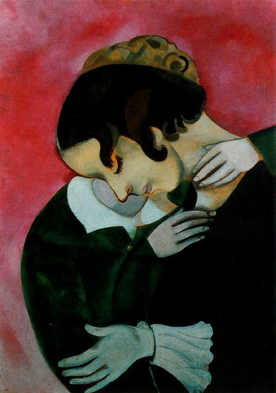 Chagall fa spesso riferimento alla sua vita in Russia: "Mia moglie, la mia cara figliola, la bambinaia ed io dormivamo insieme nella stessa stanza. Si accendeva la stufa. E l'umidità iniziava a gocciolare dal tetto, tanto da far lacrimare gli occhi: lacrime di fumo e gioia. Il vento soffiava pacificamente" / Amanti in rosa, disegnato a San Pietroburgo, collezione privata, 1916