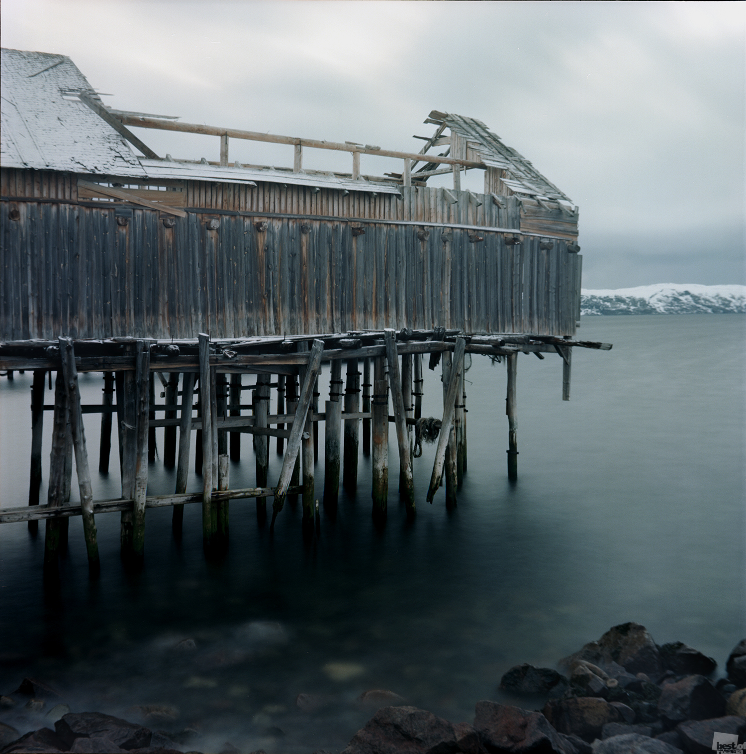 Dieses Foto wurde am Ufer der Barentsee geschossen, wo der für den Oscar 2015 nominierte "Leviathan" von Andrej Swjaginzew gedreht wurde. Dorf Teriberka, Region Murmansk.