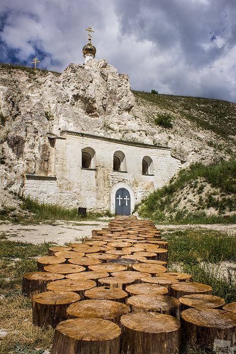 Der Eingang zur Johannes-der-Täufer-Kirche des Uspenskij-Diwnogorskij-Klosters in der Region Woronesch. Sie befindet sich in einer Höhle, die in den Kalkfelsen am rechten Ufer des Dons entstanden ist.