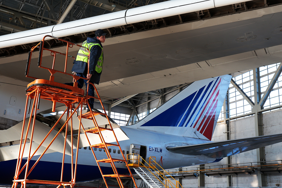 4/8. Техничка служба авио-компаније „Трансаеро“ броји 2.000 инжењера – од тога 220 ради у ремонтном центру на аеродорому „Внуково“.