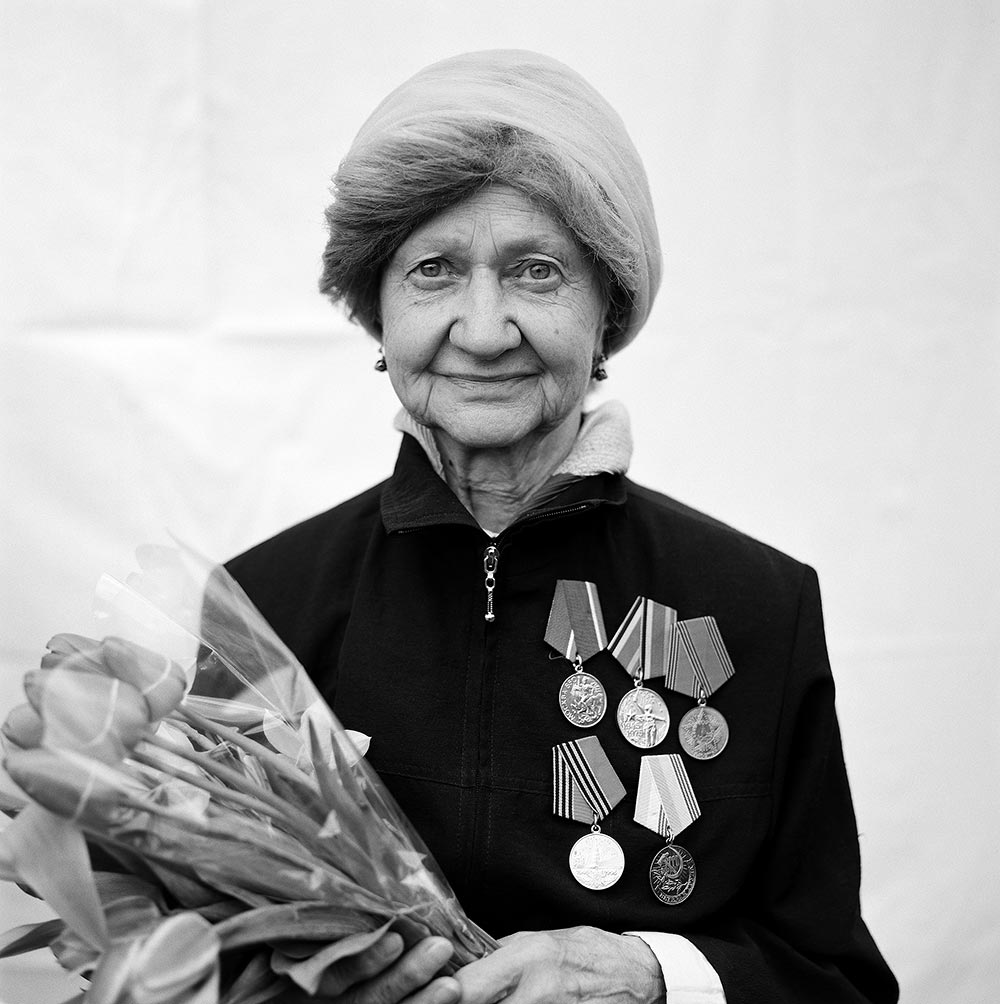 Vier Jahre lang fotografierte er Veteranen im Gorky Park am Tag des Sieges. 2010 beendete er sein Projekt und veröffentlichte ein Porträtbuch, das im Moskauer Museum für Moderne Kunst ausgestellt wurde.
