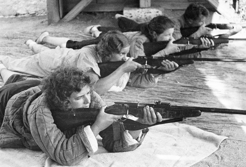 Participantes du concours d’artillerie au sanatorium Kamenev de l’Armée rouge à Saki, Crimée. 1939-1940.