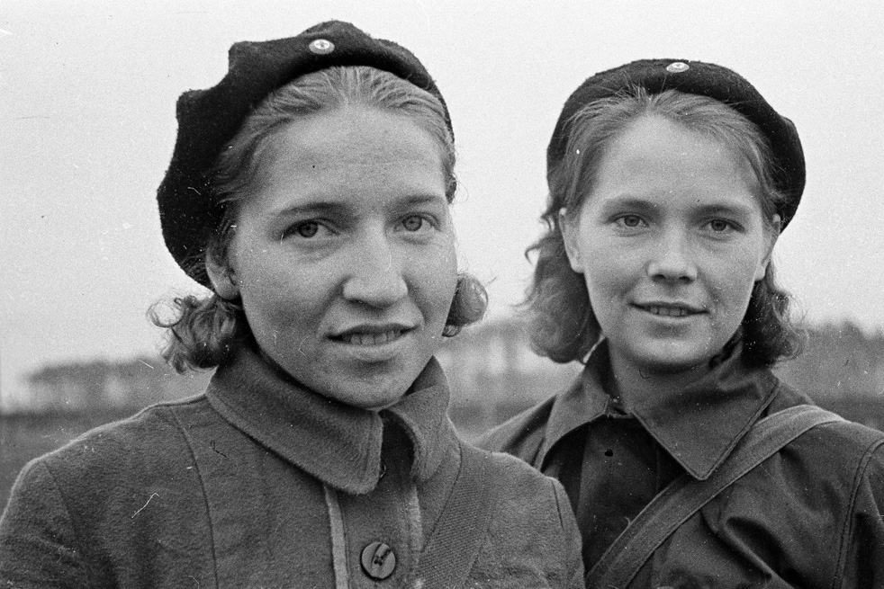 Maria Medvedeva et Yuzefa Ivachina, officiers sanitaires du 1er Bataillon du Premier régiment communiste. Moscou, Octobre 1941.