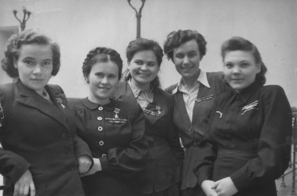 Étudiantes de l’université d’État de Moscou: Antonina Zoubkova, Evdokiïa Pasko, Ekaterina Riabova, Irina Rakobolskaïa, Nina Lobkovskaïa. Moscou, 1947.