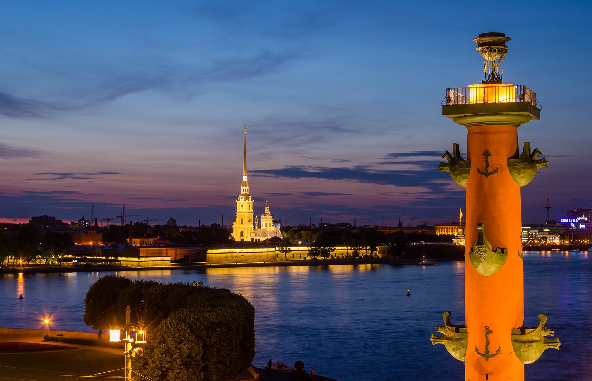 Вода, реки и канали: Санкт Петербург често е наричан „Венецията на Севера“, защото е разположен на около 40 острова. Петър Велики, основателят на града, в самото начало забранил да се строят мостове и искал всички да се придвижват с лодки.