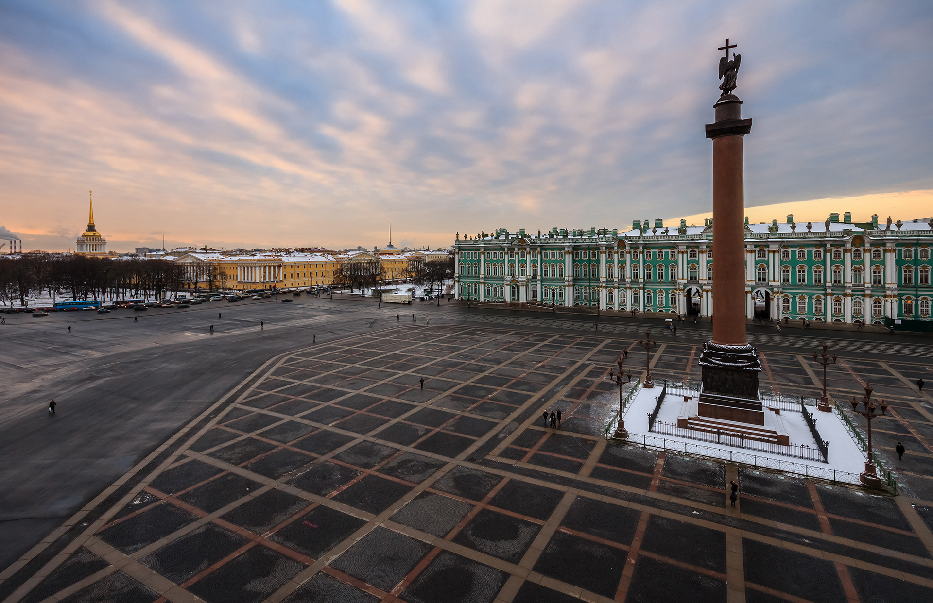 Ермитажът в Санкт Петербург е съкровищницата на Русия. Основан от императрица Екатерина Велика, дворецът на брега на Нева пази едни от най-известните колекции от произведения на изкуството в света.