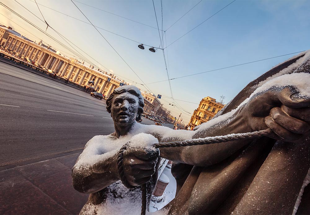 　アニチコフ橋の4つの有名な彫像のひとつ。野生の馬と馬使いの彫像が、フォンタンカ運河にかけられたこの橋の四方を飾る。これらの彫像は、徐々に力をつけていくロシアを象徴するものとして、ピョートル・クロートにより制作された。