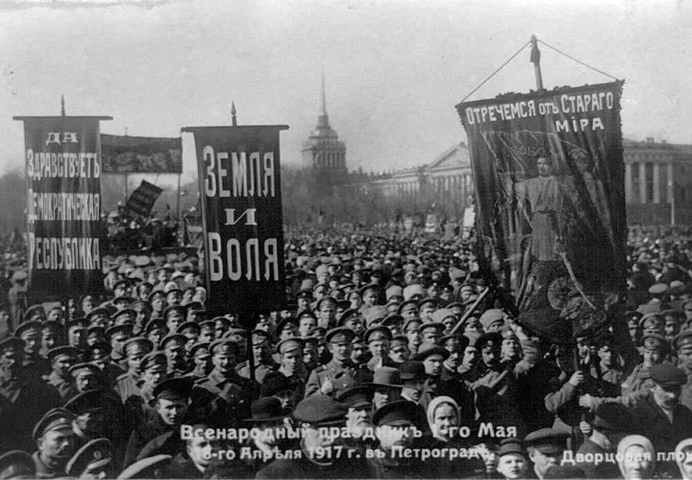 There were public demonstrations of workers in 1901 in St. Petersburg, Tbilisi and Kharkov. Participants chanted slogans: “Down with the monarchy!” / May 1 in St. Petersburg, Palace Square, St. Petersburg