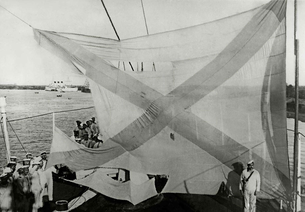 対馬沖海戦（日本海海戦）後の一等防護巡洋艦「アヴローラ」の船尾旗