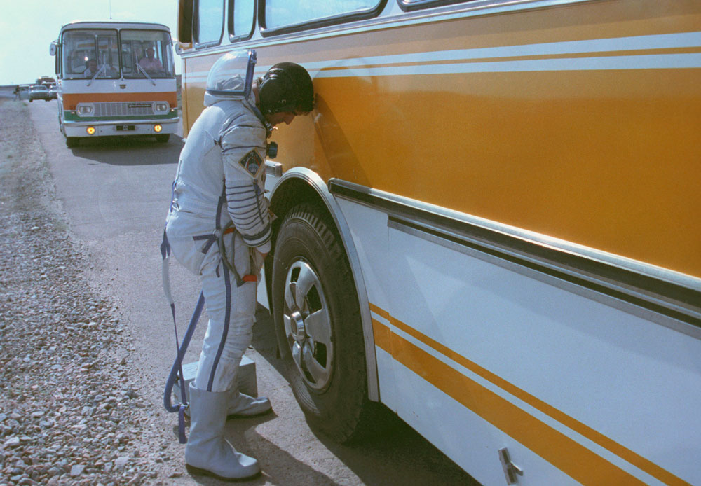 バイコヌール宇宙基地のもっとも風変りなならわしは、打ち上げ場所に向かうバスの車輪に尿をかけるというもの。