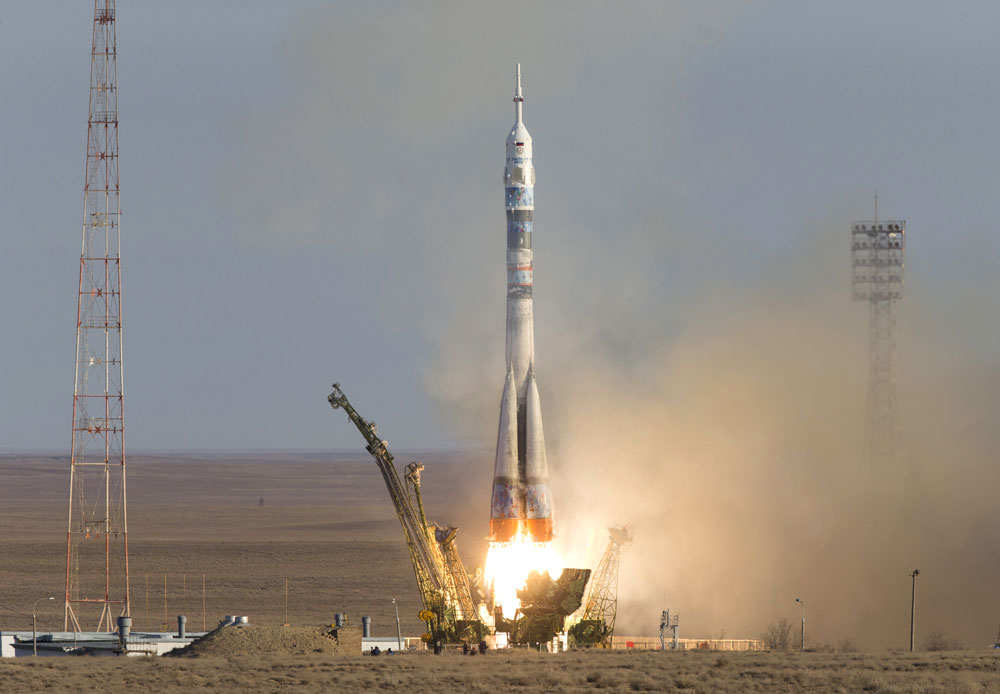 2013年11月7日、バイコヌール。打ち上げロケット「ソユーズFG」と宇宙船「ソユーズTMA-11M」が五輪の聖火をのせて飛び立つ。聖火は2014年ソチ冬季五輪の聖火リレーの一環として、国際宇宙ステーションに4日間とどめられる。