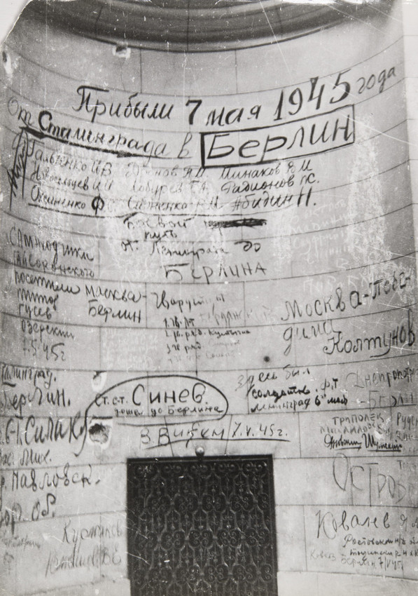 Zudem brachte ein französischer TV-Sender eine Doku über Chaldeis Lebenswerk. / Unterschriften auf einer Mauer im Reichstag. Berlin, 1945.