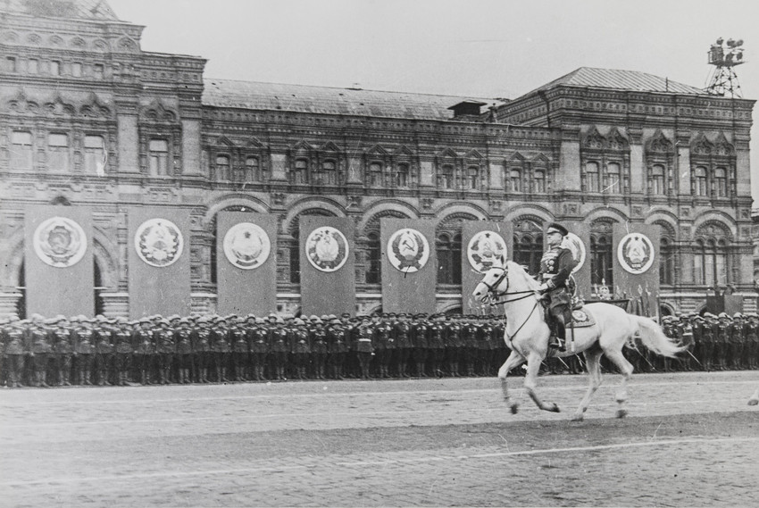 　自宅の暗室で、戦争時代の古い機器を使用しながらフィルムの現像処理をし、最期まで作業を続けた。／戦勝パレードにて、ゲオルギー・ジューコフが軍隊を閲兵、モスクワ、1945年もっと読む：独ソ戦の戦場カメラマンに聞く＞＞＞