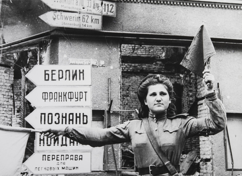 　ナチスを東ヨーロッパ経由でベルリンまで追い返す赤軍の作戦が象徴的な写真となっているハルデイだが、世界における名声と同様、その人物像も知られていなかった。／交通整理係、アンナ・ヴァチャノワ、ドイツ・キュストリン、1945年