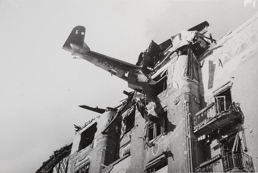 Die Rechte an seinen Aufnahmen gehörten Chaldei nicht. Häufig wurden sie ohne Gage veröffentlicht. Daher erlangte er nie den Ruhm seiner Kollegen, wie die US-amerikanischen Fotografen Margaret Bourke-White und Robert Capa. Sie schenkten ihm während der Nürnberger Prozesse eine Speed Graphic-Kamera. / Budapest, 1945.