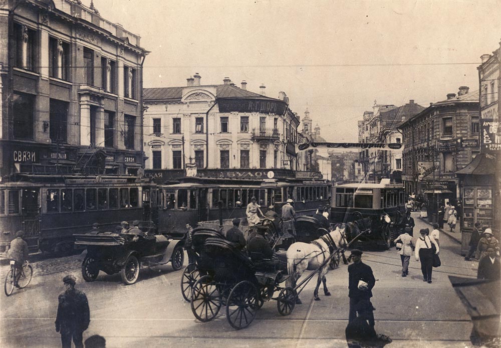 The city needed trams, and they first appeared in 1899. To begin with, they simply followed the tracks used by horse-drawn rail cars. But in the 1920s they became more popular and faster.
