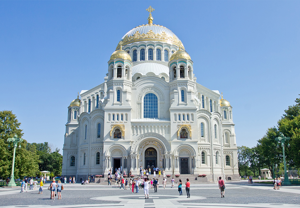 Die rekonstruierte Nikolaus-Marine-Kathedrale in Kronstadt ist zur Zeit die wichtigste Sehenswürdigkeit für Touristen in der Inselstadt Kronstadt. Sie wurde 1913 von dem Architekten Wassili Kosjakow im Neobyzantinischen Stil erbaut und repräsentiert die Größe der Baltischen Flotte.