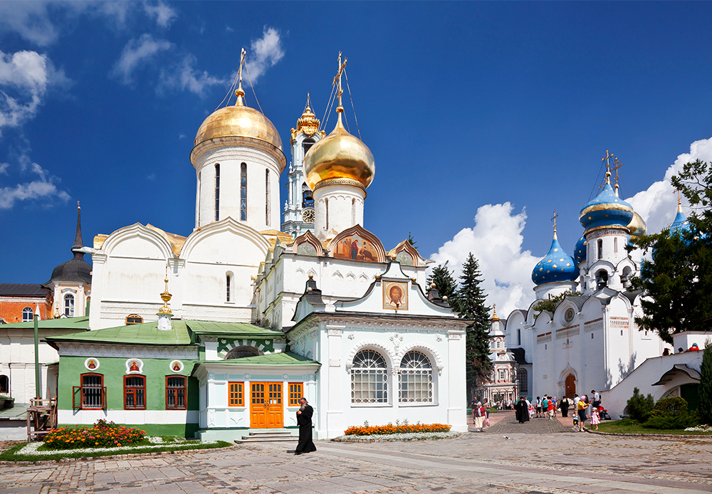 Das Dreifaltigkeitskloster  befindet sich 70 km nordöstlich von Moskau in Sergijew Posad, es wurde 1337 gegründet. Das Kloster ist das spirituelle Zentrum der russisch-Orthodoxen Kirche und dort leben mehr als 300 Mönche.