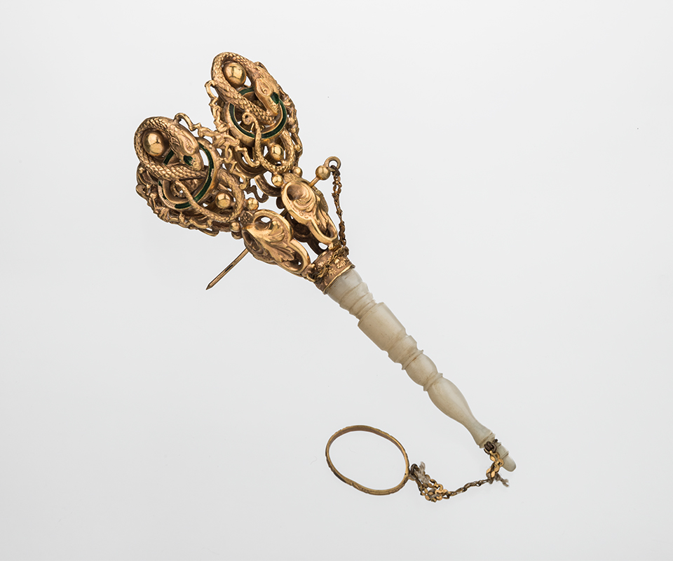 2/6. Ови префињени предмети потичу из Француске. Накит у облику мале вазе за цвеће украшен златом, сребром, слоновачом, коралима или комадима порцелана и стакла појавио се још у време Луја XIV. Велики портбукет са змијама.