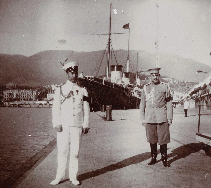 Sébastopol est une ville située au bord de la mer Noire, en Crimée. La Flotte de la mer Noire russe y était basée aux XIXe et XXe siècles. Les tsars russes se rendaient souvent à Sébastopol pour inspecter la flotte et assister aux réunions officielles et célébrations militaires.