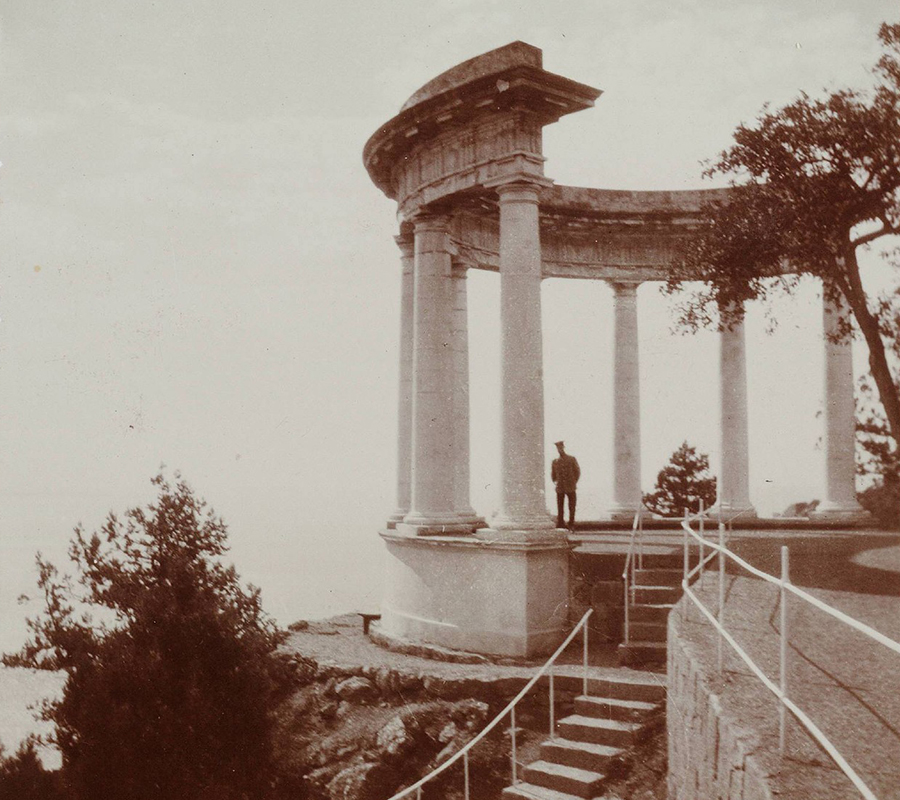 Plus tard, la famille s’installa dans le palais de Livadia, sa résidence familiale (située dans le village de Livadia, à 3 kilomètres de la ville de Yalta).