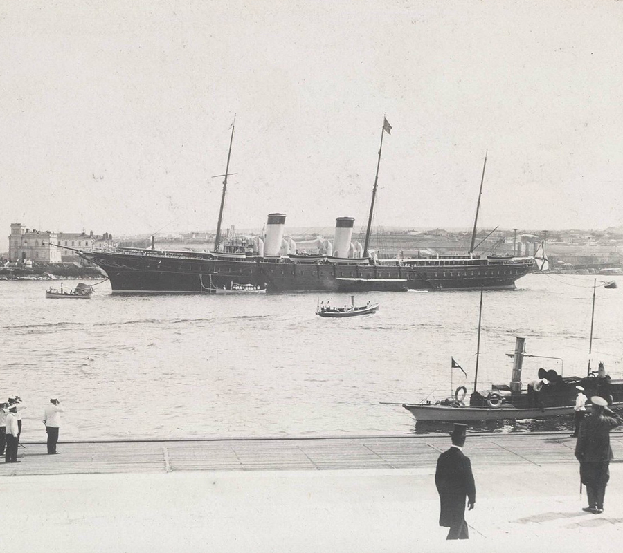 Lors de ses visites en Crimée, Nicolas II inspectait la Flotte de la mer Noire, l’armée et les forteresses et passait du temps à bord des navires de la Marine.