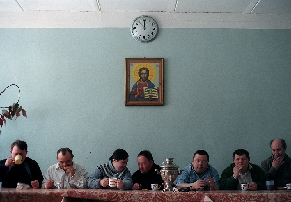 Cette photo, Troupe d’amateurs du Théâtre Naïf buvant du thé. Pensionnat psycho-neurologique №7, Saint-Pétersbourg, 2003,  a remporté le World Press Photo 2004 dans la catégorie Arts et Divertissement.