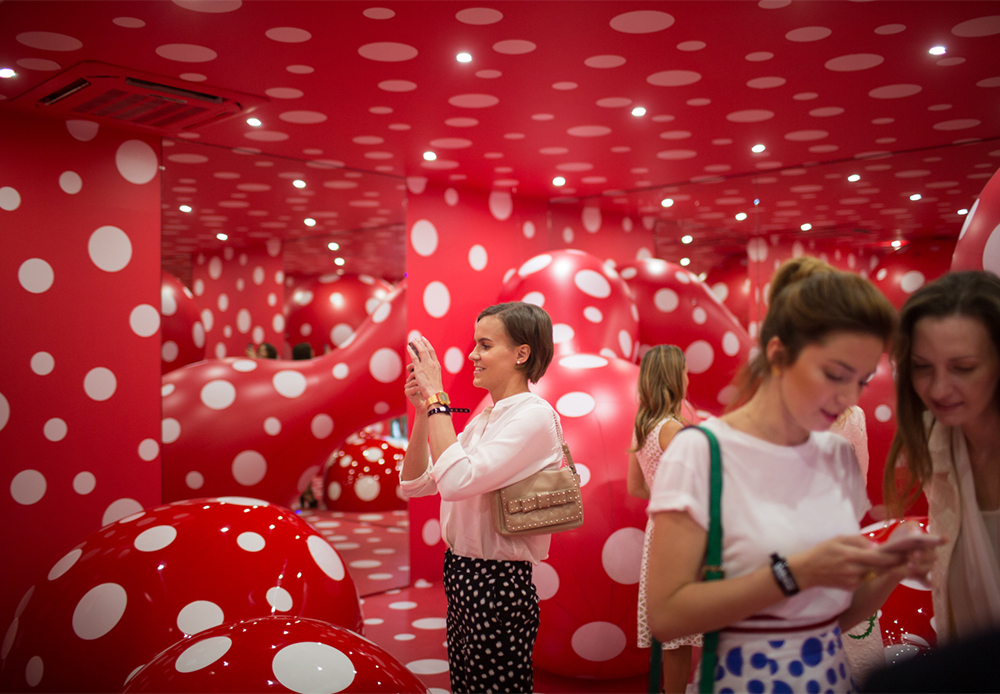 Conversely, the installation Guidepost to the Eternal Space (2015) invites audiences to gather amidst an environment in which white polka dots on a red background cover walls and structures, forming an outlandish landscape, confusing viewers’ perception and spatial orientation.