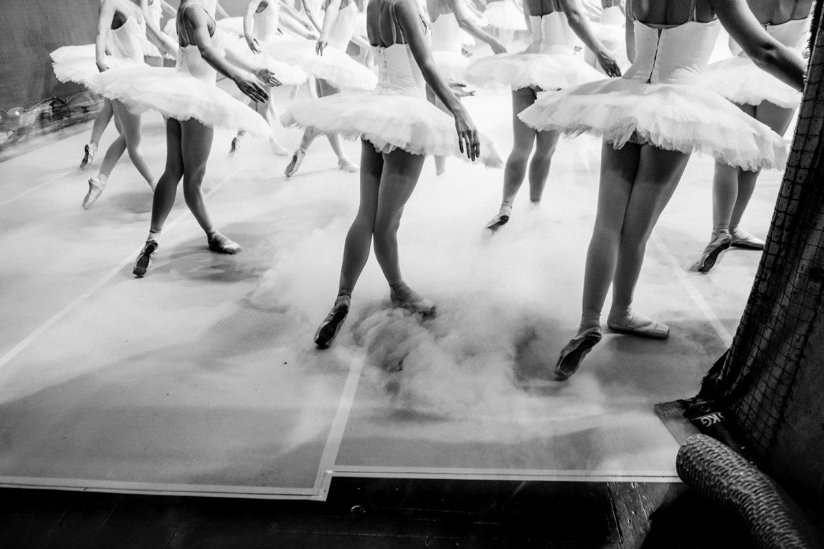 Das russische Ballett ist berühmt für seine Schönheit, Plastizität, Eleganz und seine jahrhundertelange Geschichte. Diese neue Fotoserie von Darian Volkova lässt den Betrachter mit einem ganz besonderen Führer hinter die Kulissen schauen.