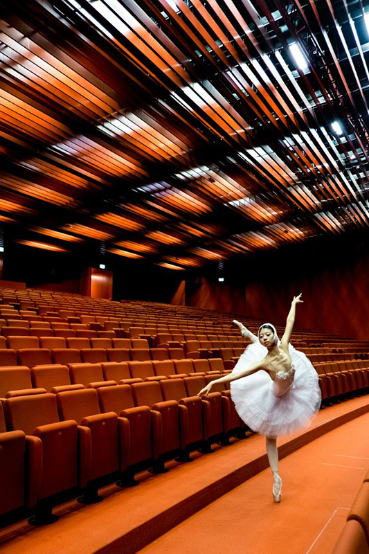 Ballerine durant la répétition. Théâtre de Vienne, Autriche.