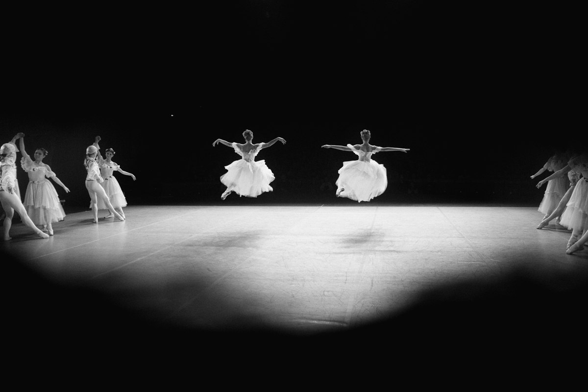5/15. На фотографијама се балерине претварају у нежне нимфе и грациозне лабудове који лебде над сценом.