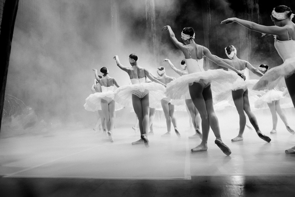 Дните на балерините са изпълнени с репетиции, тренировки и контузии, които остават скрити за обикновения зрител.