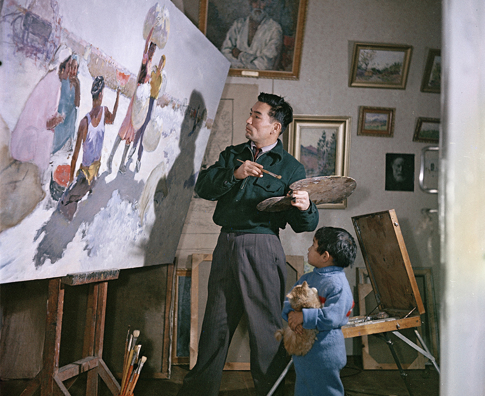 2/12. У архиви Универзитета у Денверу налази се 20 хиљада фотографија овог совјетског мајстора фотографије у боји.„Сликар у атељеу“