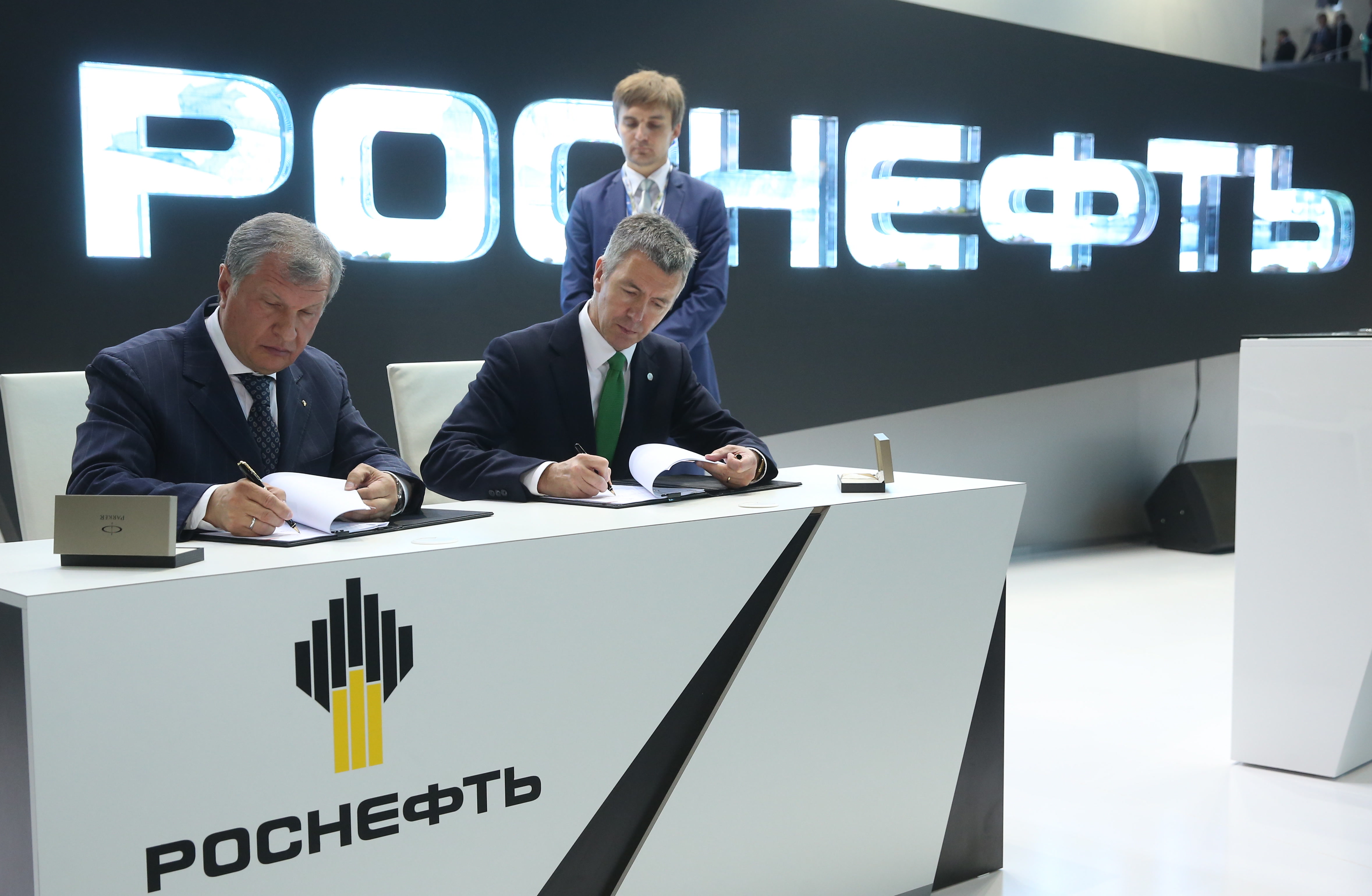Този форум ще се запомни със серията от преки контракти и споразумения, главни участници на които бяха „Газпром“ и „Роснефт“.
