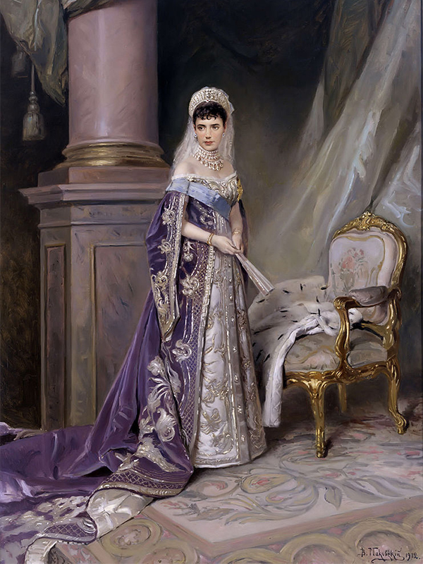　マリア・フョードロヴナ (1847〜1928)。ダウマーの名で洗礼を受けた彼女はデンマークの王女で、ロシア皇帝アレクサンドル3世の妻としてロシア皇后となった。/ マリア・フョードロヴナ皇后の肖像画、ウラジーミル・マコフスキー、1912年。