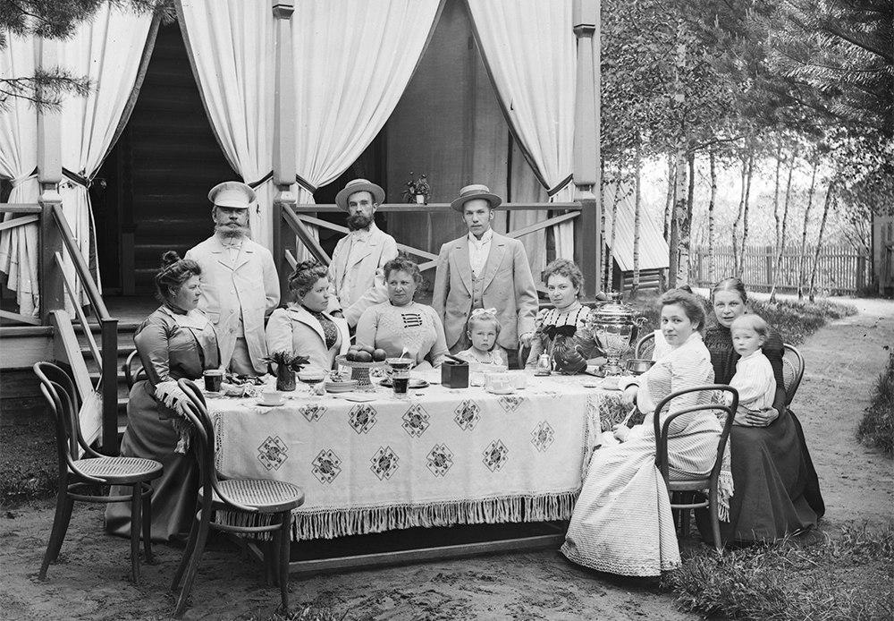 夏になると、街中に暮らすロシアの住民の多くはダーチャに”逃避”する。ダーチャとは田舎の別荘で、国民の魂の奥底に食い込んでいる。／1901年、ダーチャで家族茶会