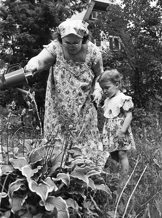 A photo exhibition about the history of dachas in Russia is currently on display in Moscow’s Sokolniki Park. The rare photos come from the State Central Archive of Moscow. The exhibition runs until July 5, 2015. / Soviet actress Irina Archipova with her granddaughter on vacation at the dacha, 1997.