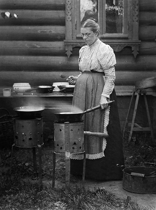 Nakon Oktobarske revolucije situacija se promijenila. Ova imanja smatrana su buržujskim i država ih je konfiscirala. // Spremanje slatkog na dači, 1900.