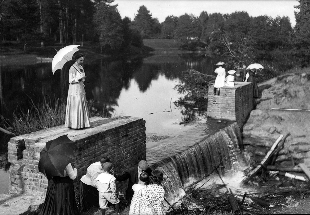 In the early Soviet era, only cultural and scientific luminaries and top officials were given dachas. / Dacha inhabitants strolling around a stone dam, 1909.