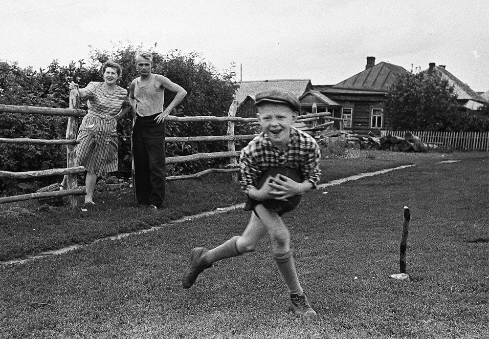 During summer breaks children were sent to the dacha for three months with their mothers or grandparents. It was here that they fell in love for the first time, learnt how to ride a bike, swam in the lake and went fishing. / Family on vacation in a village near Moscow, 1950.