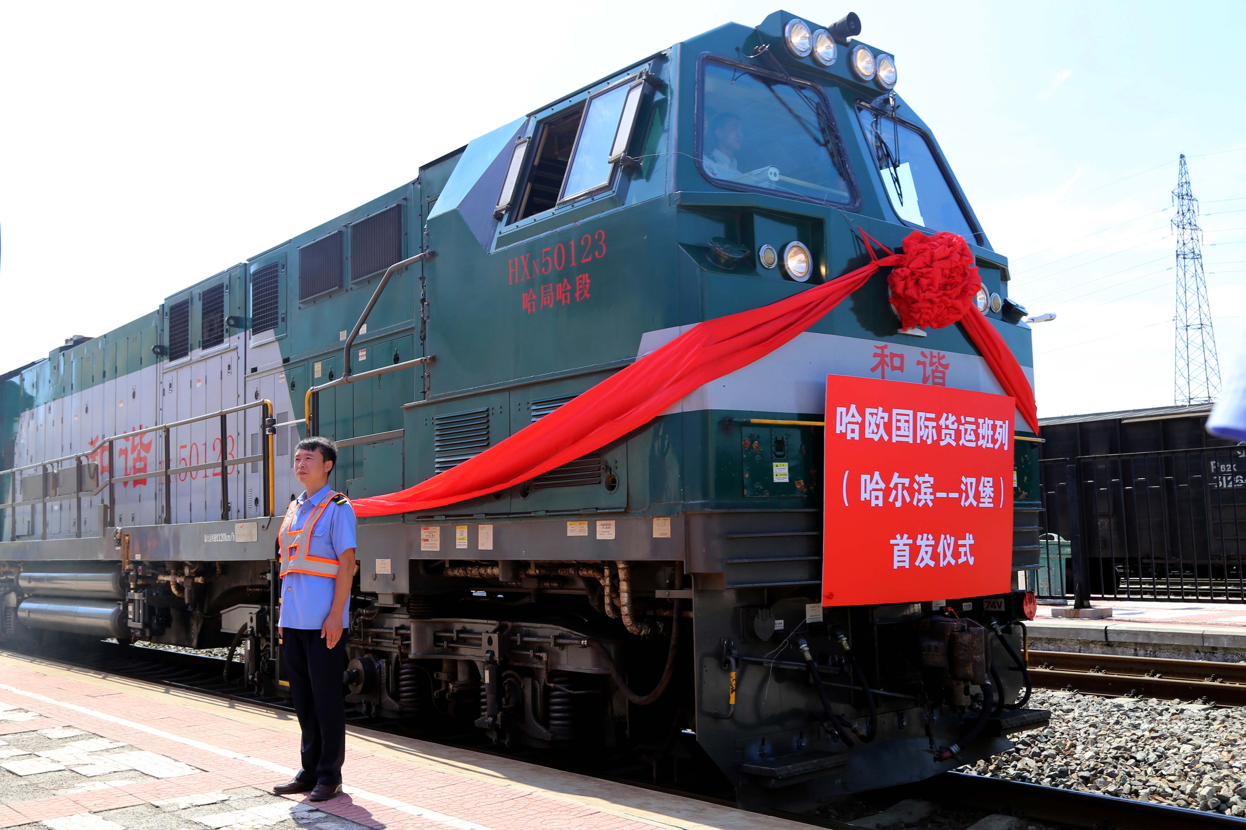 Продължителността на пътуването трае 15 дена, за това време влакът преминава през територията на Монголия, Русия и Полша.