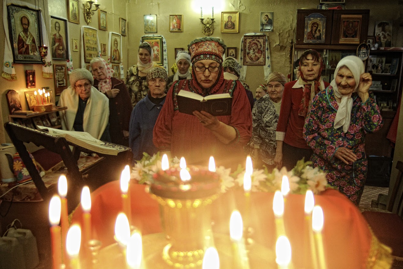 若き写真家コンスタンティン・チャラボフの作品を展示する「残された生存期間」と称する展示会が、モスクワの 「労働者とコルホーズの女性」博覧会センターで始まった。このプロジェクトには、ロシアの老人ホームに居住する人々の写真やビデオが含まれている。/ 老人ホームでの復活大祭のお祝い。