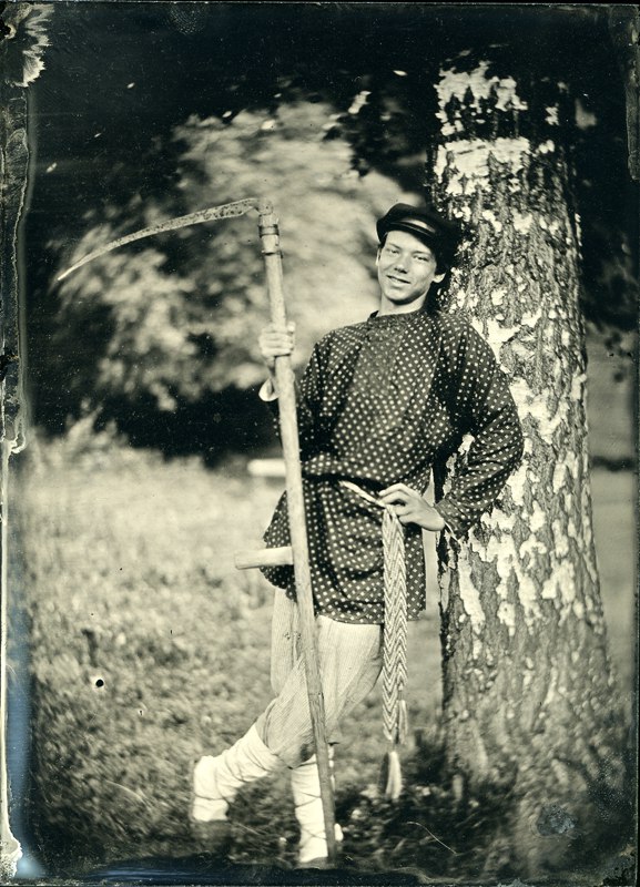 Ein Männerhemd aus kreuzverzierter Baumwolle. (Rekonstruktion: I. Labud)