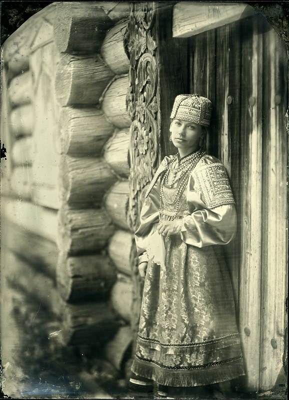 Les costumes festifs des paysans étaient richement décorés de broderies d’or. Reconstruction réalisée par L. Tsyplakova (modèle de Julia Beketova).