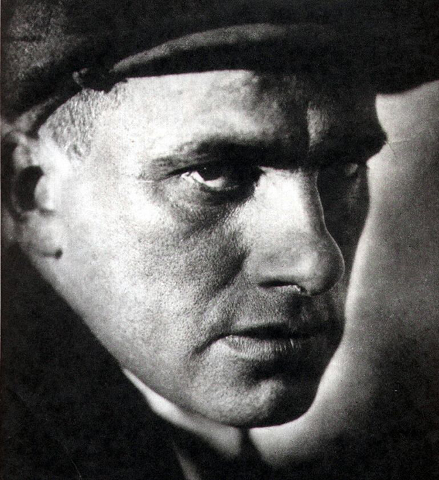 July 19 marks the 122nd anniversary of the birth of Russian poet Vladimir Mayakovsky, the brooding James Dean of Futurism, and while his despair eclipsed his enormous talent, he lives on in verse. We choose the 10 best quotes from poems written by Vladimir Mayakovsky, full of passion and emotion. / Vladimir Mayakovsky, 1925.