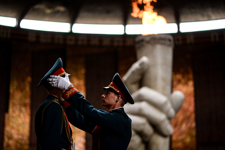 Войниците от почетния караул до Вечния огън в Залата на войнската слава на Мамаевия курган във Волгоград.