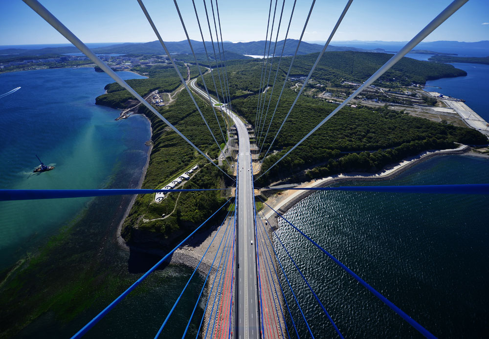 2012年、ウラジオストクでロシア初のアジア太平洋経済協力（APEC）首脳会議が開催された。サミットに先立ち、極東連邦大学および大きな橋3本が建設された。ルースキー島（写真）につながる橋は世界で2番目に高い（324メートル）。